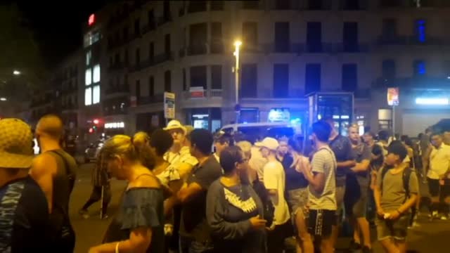 Los Mossos comienzan a evacuar a la gente de los comercios en los que estaban confinados