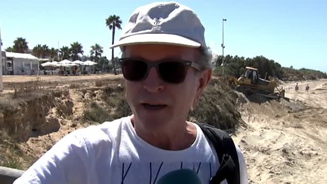 Bañistas y excavadoras conviven en Costa Ballena