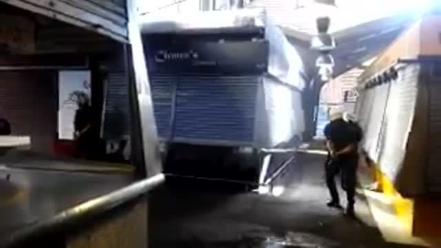 Imágenes de usuarios de Twitter de la búsqueda de los autores del atropello en Barcelona