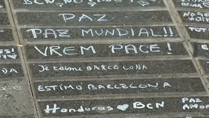 Centenares de personas se han querido acercar hoy a Las Ramblas