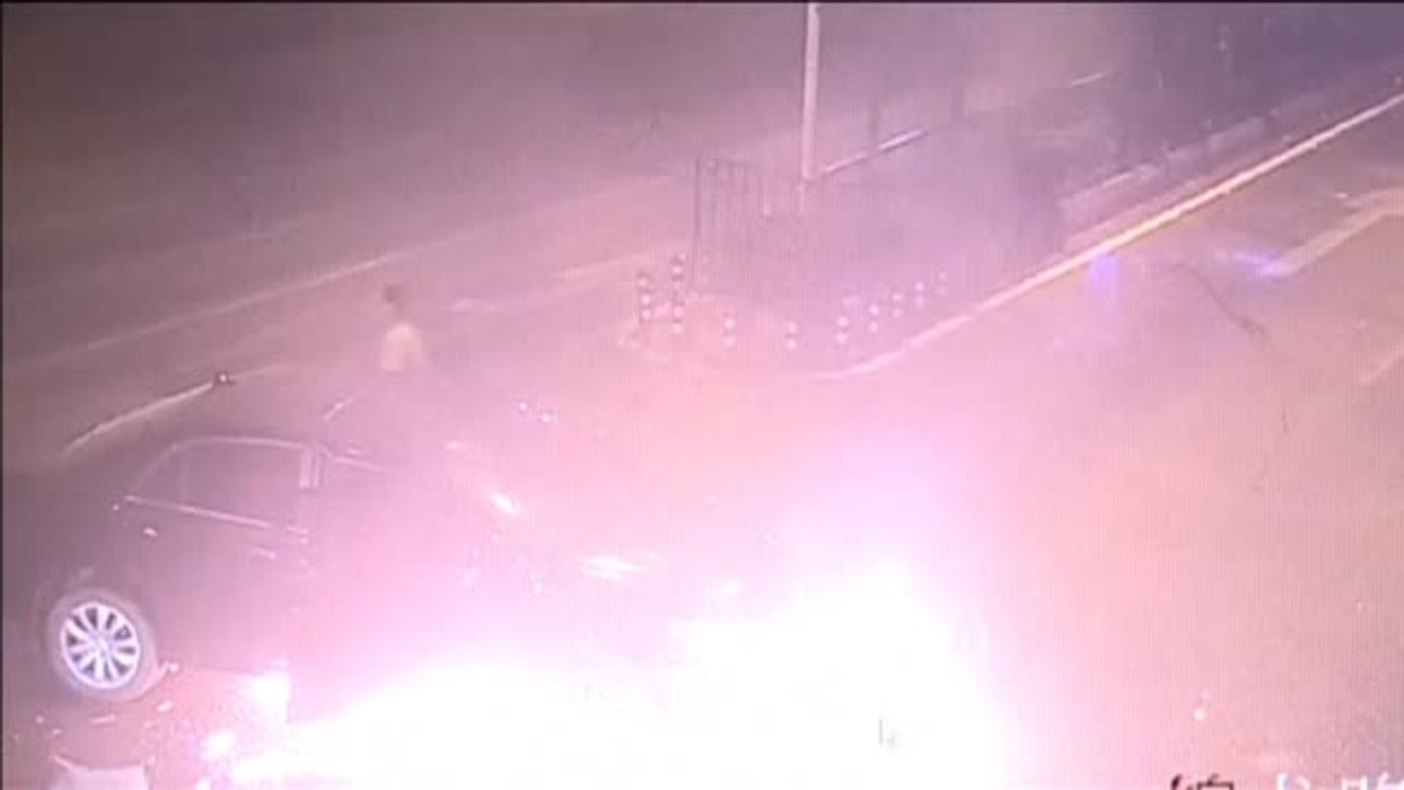 Una motocicleta con cuatro ocupantes choca contra un coche y se incendia