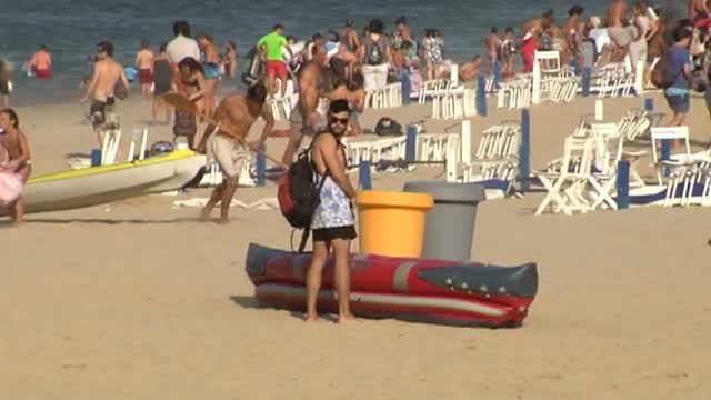 Una galerna hace desalojar a cientos de bañistas en San Sebastián