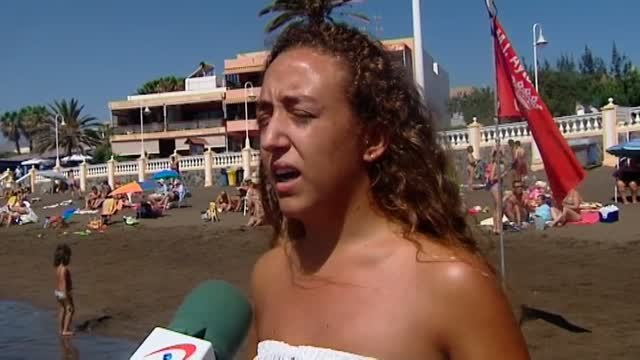 Una invasión de peces manta desata la locura en una playa de Canarias