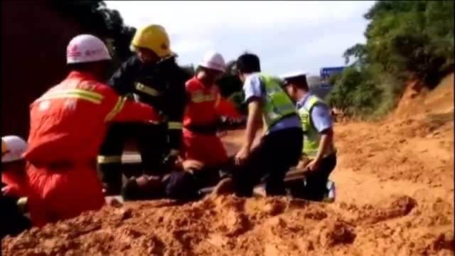 Un desprendimiento de tierra en China deja ocho coches enterrados en lodo