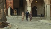 Los reyes y Doña Sofía saludan a los representantes de la sociedad balear en el Palacio de la Almudaina de Palma
