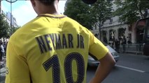 Largas colas en la tienda del PSG para comprar la camiseta de Neymar