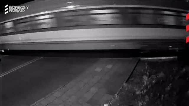 Un coche se salva por los pelos de ser arrollado por un tren en Polonia