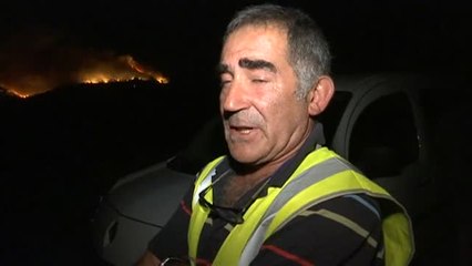 Los bomberos luchan por extinguir el incendio en Gondomar