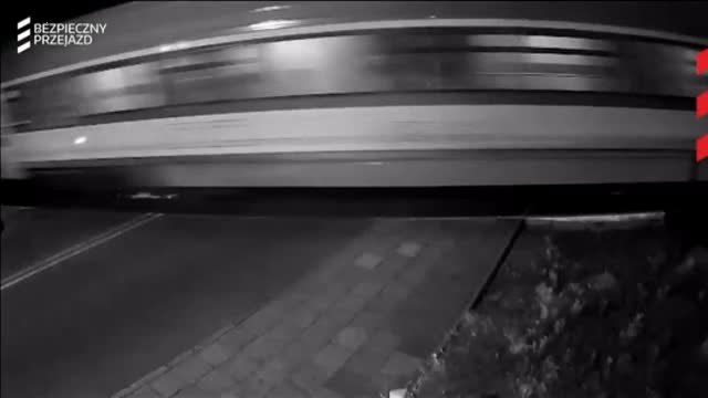 Multan a una mujer en Polonia que estuvo a punto de ser arrollada por un tren de alta velocidad
