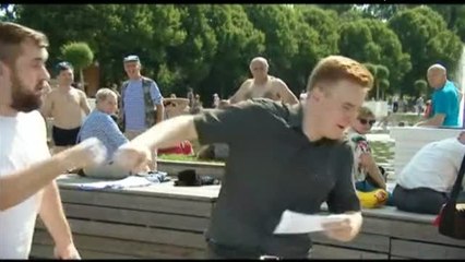 Un periodista ruso es agredido en directo por un hooligan borracho