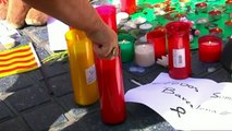 Las Ramblas recuerdan a las víctimas con flores y velas