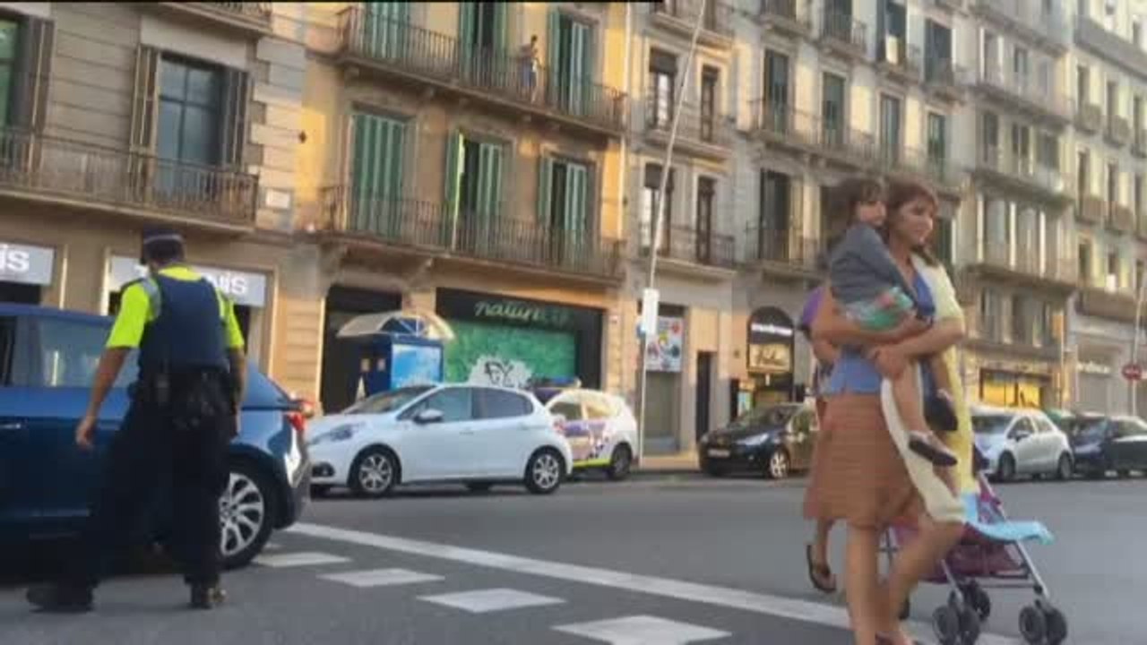 Las Ramblas, vacía y acordonada por la policía
