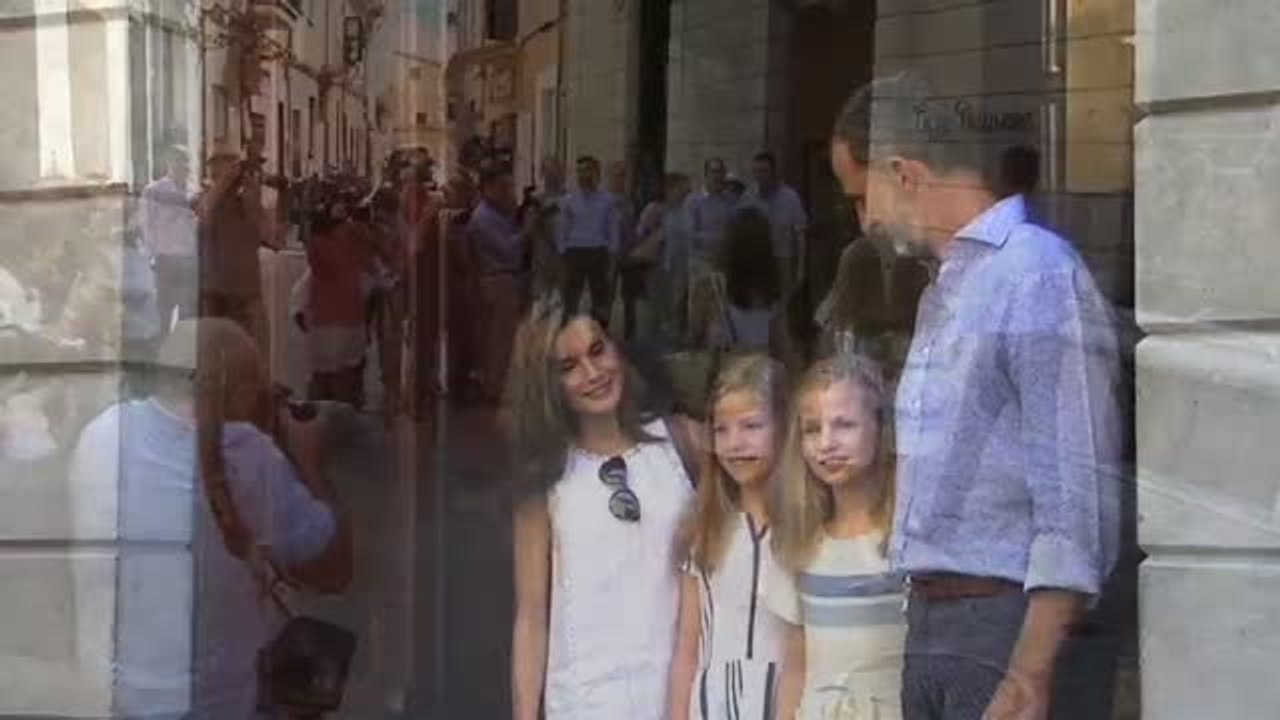 Los Reyes y sus hijas visitan el museo Can Prunera en Sóller (Mallorca)