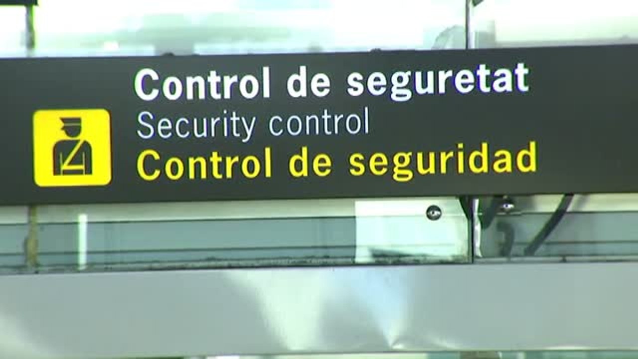 Colas de más de una hora en los controles de seguridad de El Prat por la huelga parcial