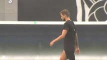 Íñigo Martínez entrena en solitario a la espera de su fichaje por el Barcelona