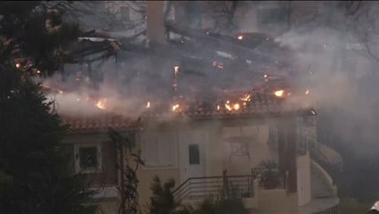 53 incendios arrasan Grecia