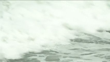 Un grupo de surfistas desafía al temporal en Río de Janeiro