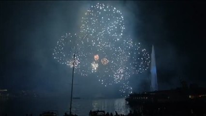 Fuegos artificiales, luces y música sobre el Lago de Ginebra