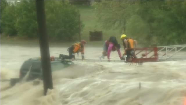 Así rescatan los bomberos a un conductor atrapado por las riadas en Texas