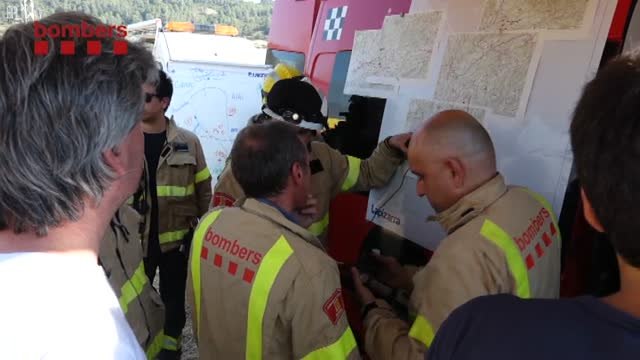 Continúa activo el incendio forestal declarado ayer en Artés (Barcelona)
