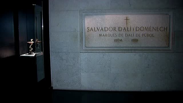 Los restos de Dalí serán exhumados esta noche para realizar una prueba de paternidad