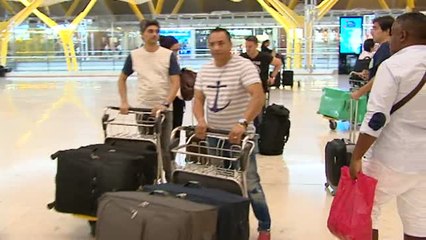 Aglomeración de pasajeros y colas en los medios de transporte para empezar las vacaciones