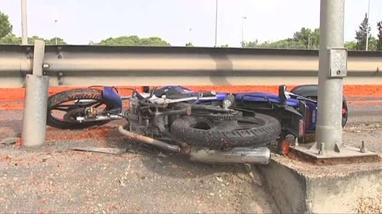 Una carga de tomates volcada en la autovía de Sevilla provoca una retención de seis kilómetros