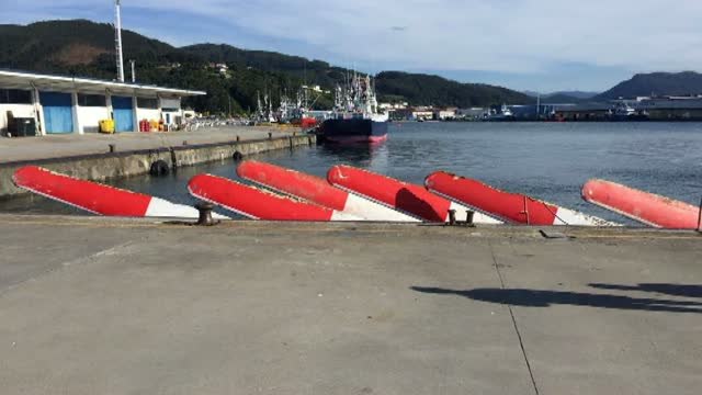 Salvamento continúa sacando del mar palas de aerogenerador perdidas por un mercante