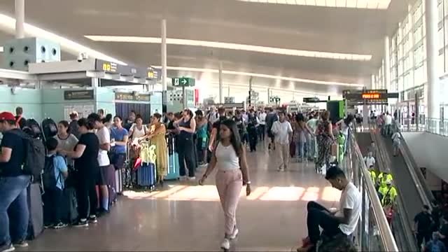 Las colas continúan en El Prat