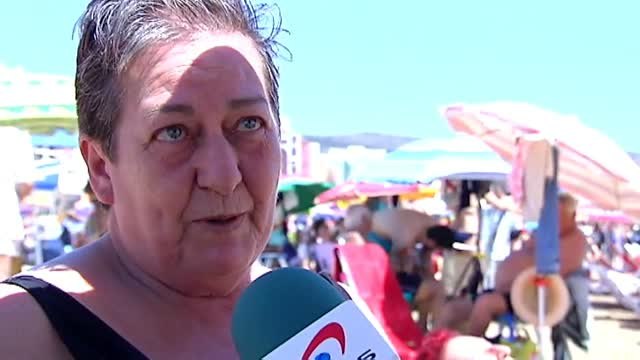 Las sombrillas y hamacas de la discordia en la playa de Cullera