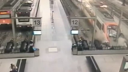 Download Video: Un tren de Cercanías choca contra el tope de vía en la Estación de Francia de Barcelona