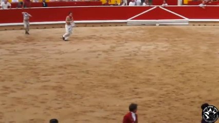 Video herunterladen: Tres activistas antitaurinos saltan al ruedo durante la corrida de rejones de los Sanfermines para abrazar al toro antes de morir