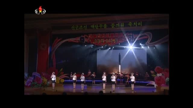 El líder norcoreano preside un banquete para los desarrolladores del misil balístico intercontinental