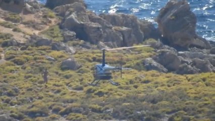 Alquila un helicóptero para acceder a bañarse en una zona protegida