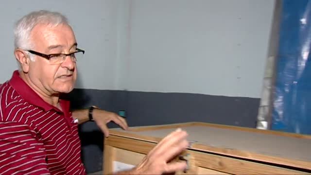 La imagen de la dejadez de la administración: material nuevo escolar abandonado durante 18 años