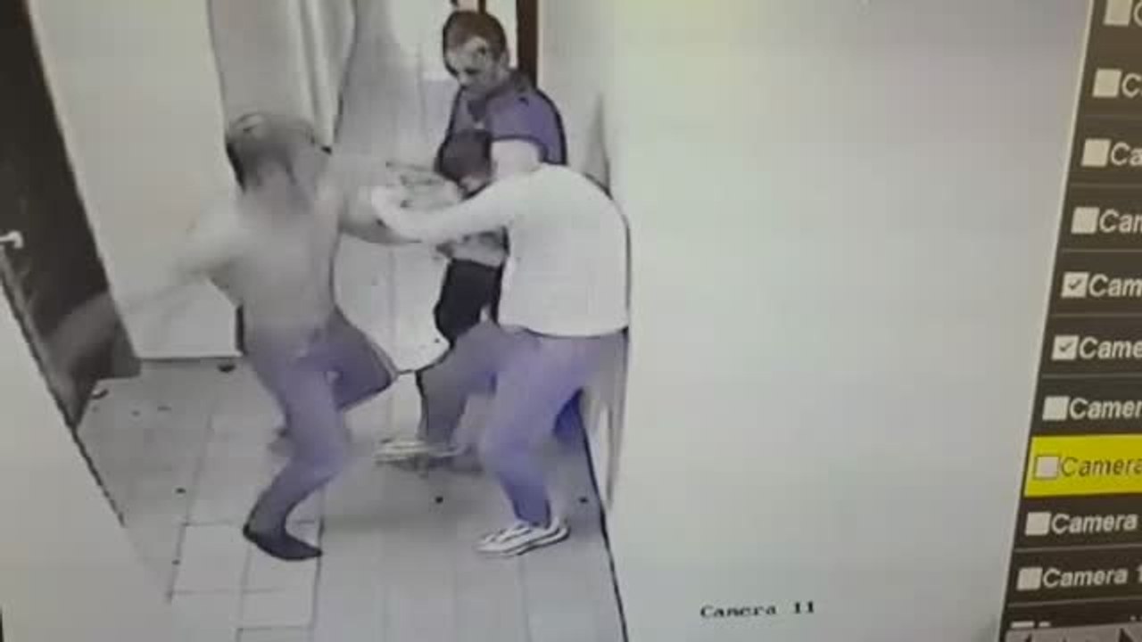 En libertad con cargos y expulsados de Mallorca los dos británicos que pegaron a un joven