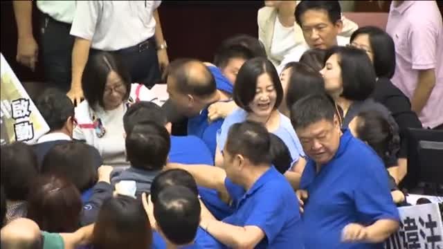 Monumental bronca en el Parlamento de Taiwán: sillas volando y puñetazos