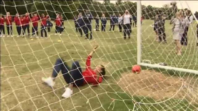 El duque de Cambridge se midió en una ronda de penaltis