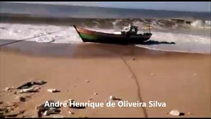 Família de Marataízes é resgatada após naufragar no RJ