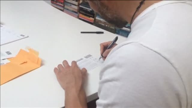 Leopoldo López vota bajo arresto domiciliario