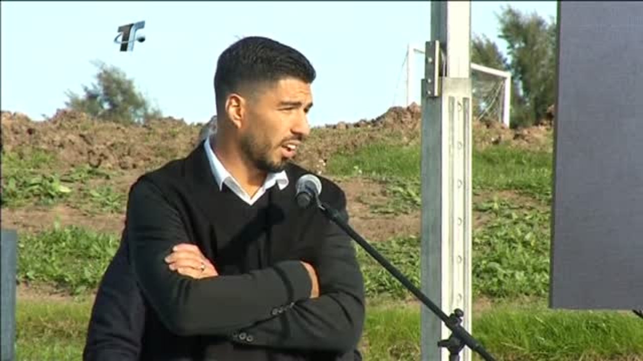 Luis Suárez, emocionado al recibir un homenaje en Uruguay