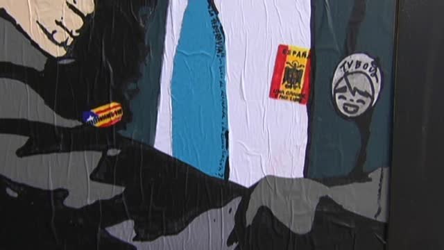 Una pintura muestra el 'beso imposible' entre Rajoy y Puigdemont