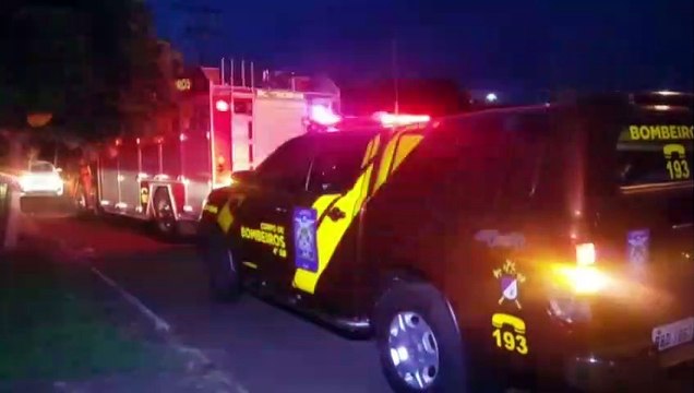 Veículo pega fogo em garagem e bombeiros são mobilizados