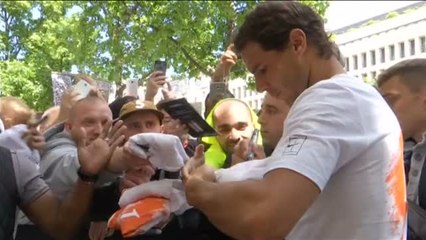 Nadal se da un baño de masas en París