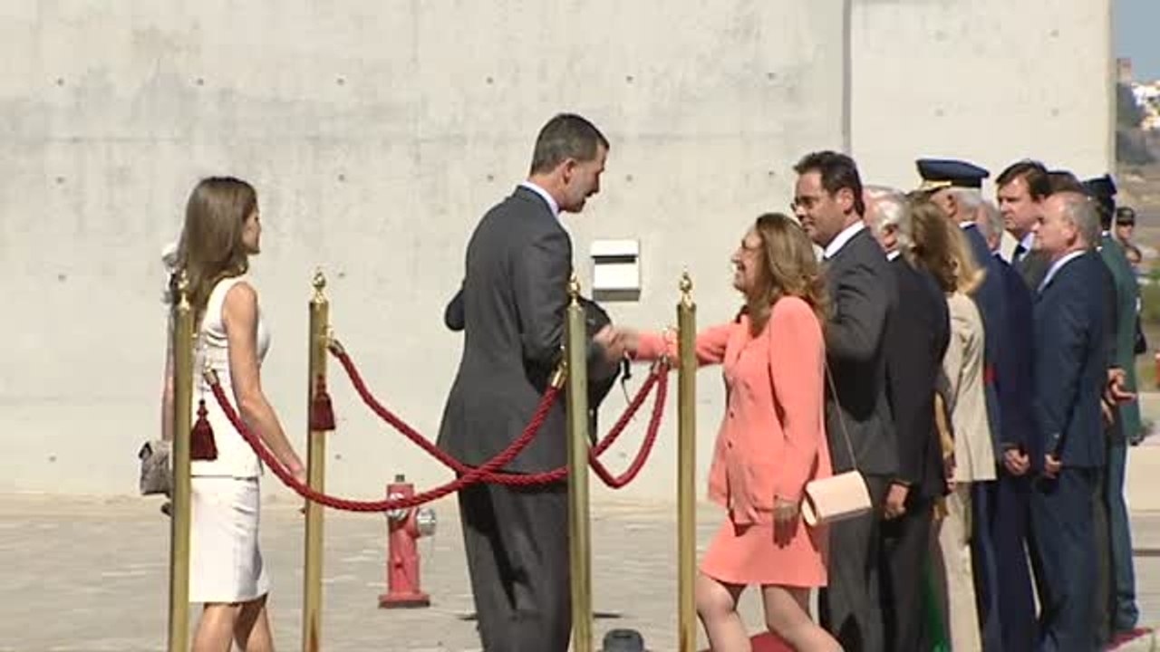 Los Reyes despedidos con honores militares antes de poner rumbo a Reino Unido