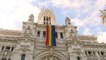 El Ayuntamiento de Madrid despliega una bandera arcoiris con 100 mil lazos