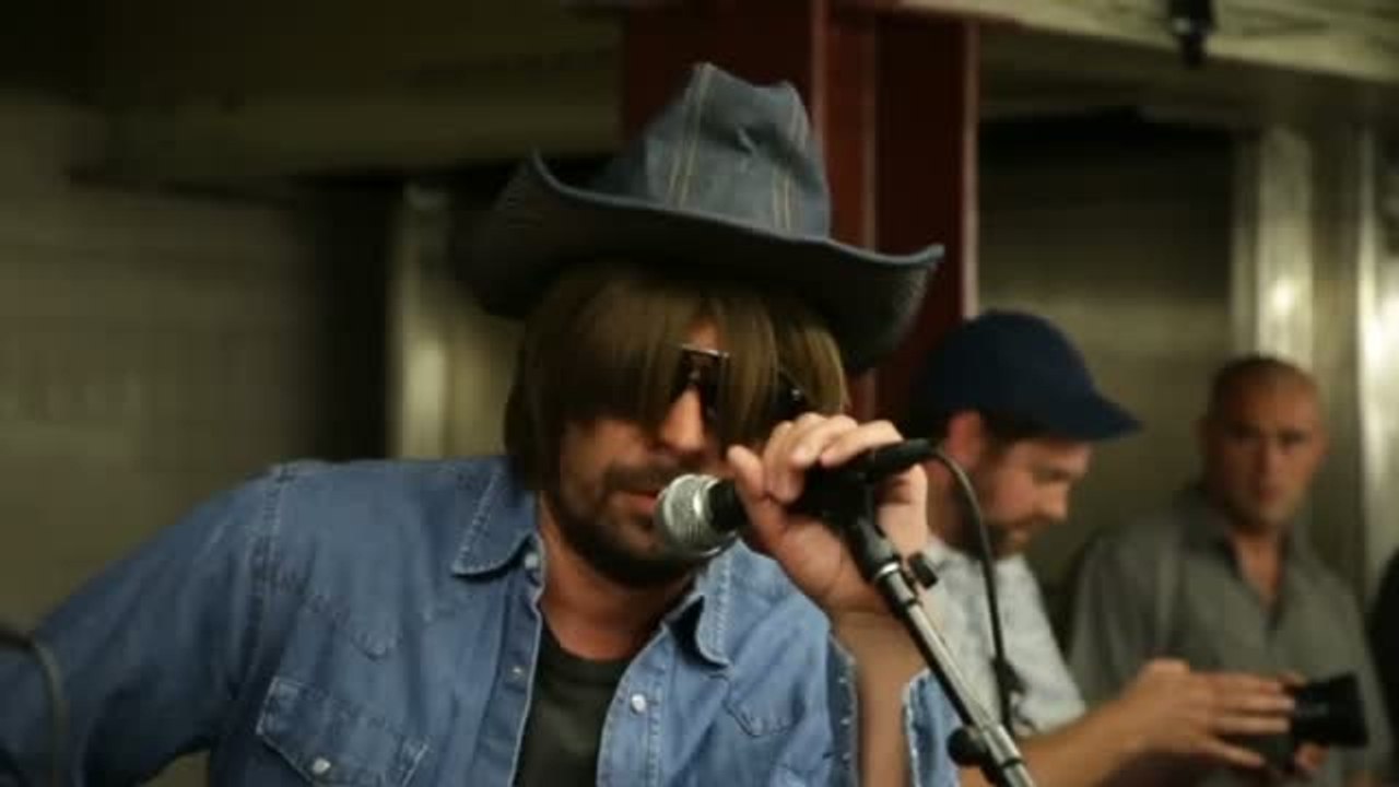 Jimmy Fallon y Miley Cyrus sorprenden a sus fans en el metro de NY