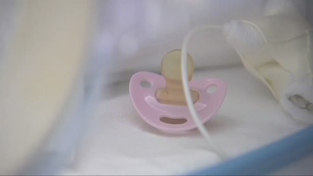 Un bebe se encuentra en muerte cerebral en Sevilla por los presuntos malos tratos de sus padres