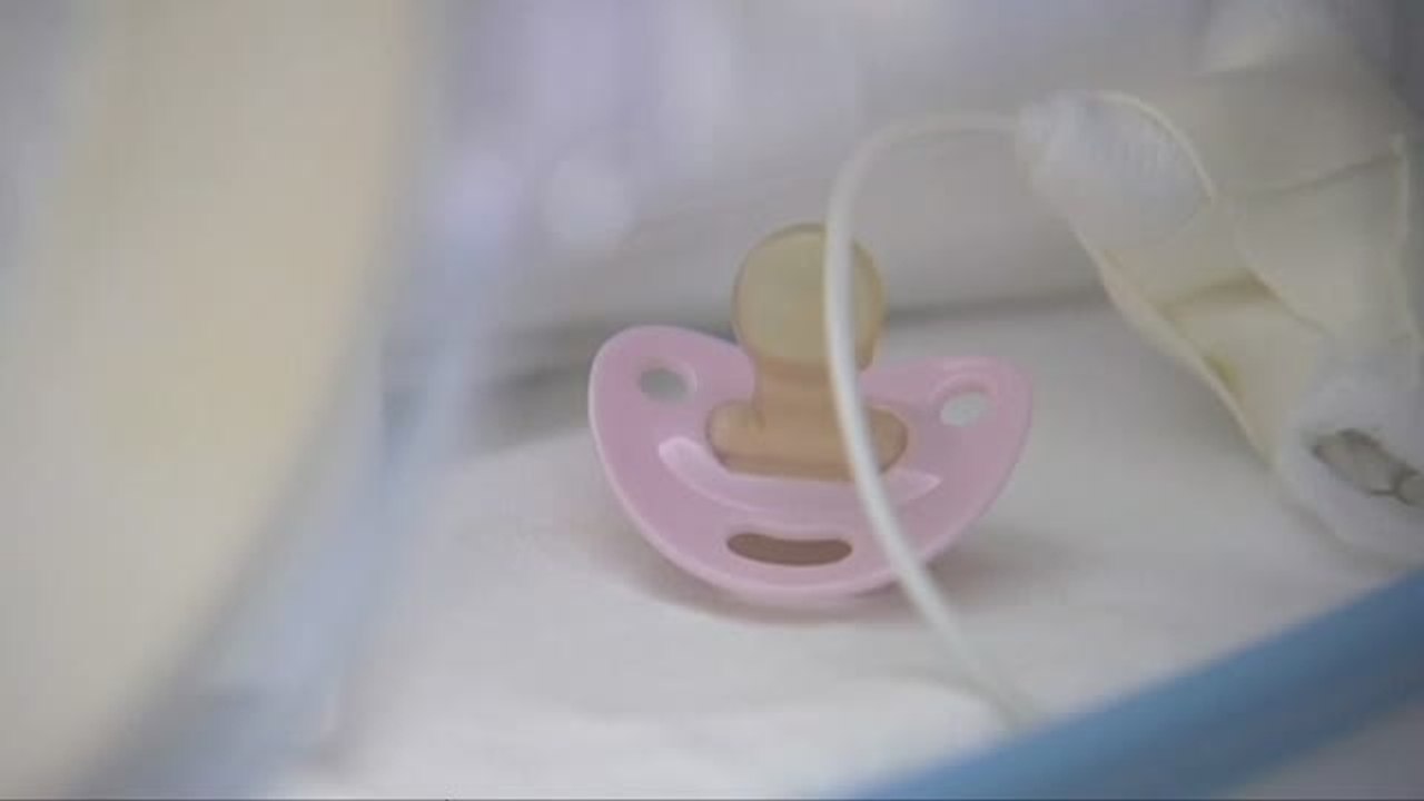 Un bebe se encuentra en muerte cerebral en Sevilla por los presuntos malos tratos de sus padres