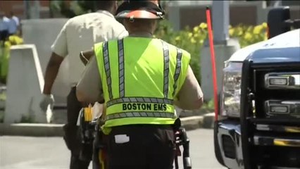 Un taxista arrolla a un grupo de personas en el aeropuerto internacional de Boston